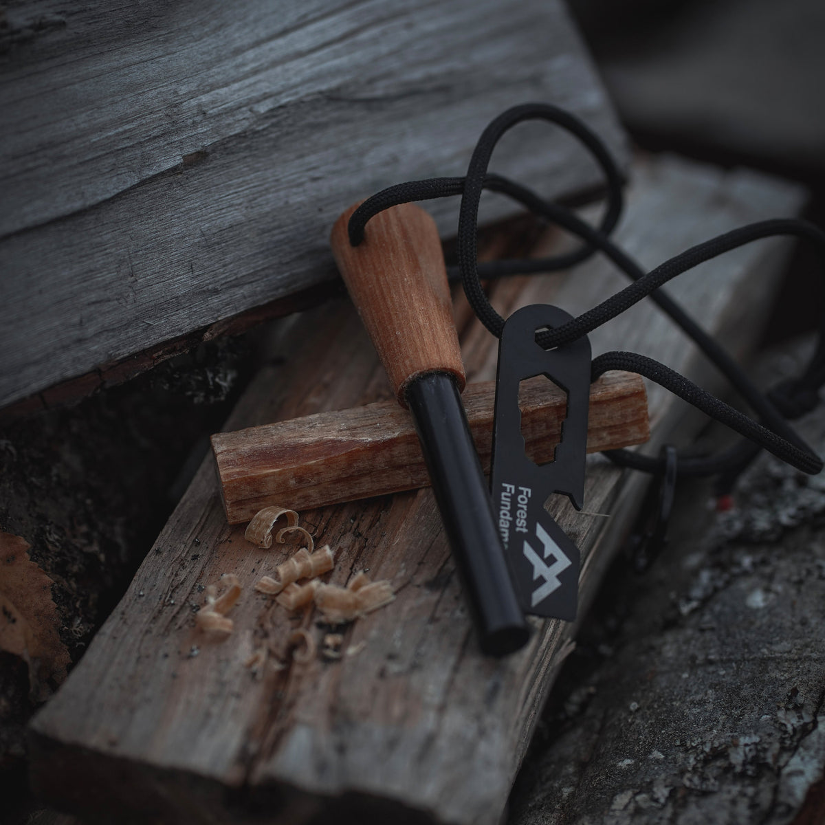 Forest Fundamentals Sidekick Fire Starter – Collier Ferro Rod Allume-Feu Ultra-Complet Avec Grattoir, Décapsuleur & Plus – Bushcraft & EDC
