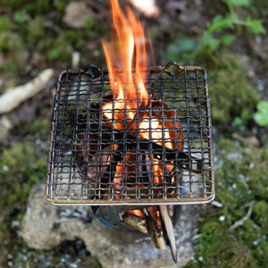 www.forestfundamentals.com Bushcraft Griddle / Grill TrailGrate™ (Folding) | Open-Fire Griddle / Grill Bushcraft UK